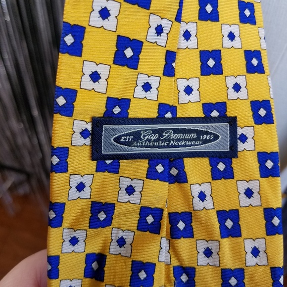 Vintage Gap 100% silk yellow with design tie - Picture 4 of 7